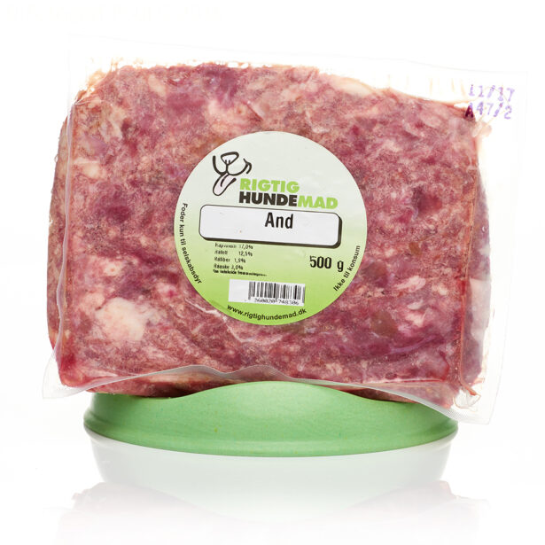 Hakket and i 500 g blok fra Rigtig Hundemad.