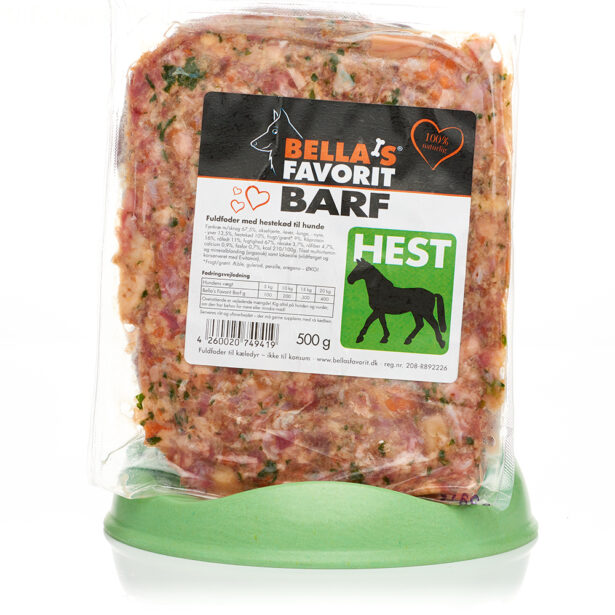 Råfoder blok fra Bella's favorit barf med hest og kylling i grøn skål.