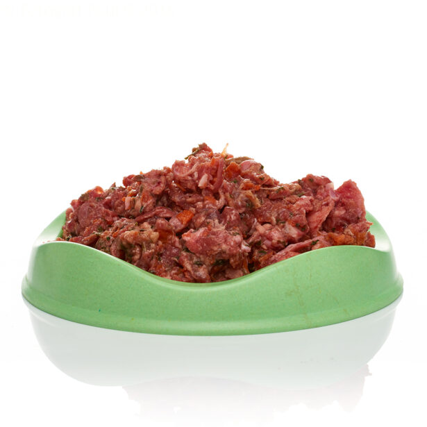 Løst råfoder i grøn skål. Bella's favorit barf med okse og kylling.