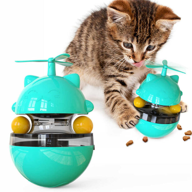 Kat leger med helikopter aktiveringslegetøj.