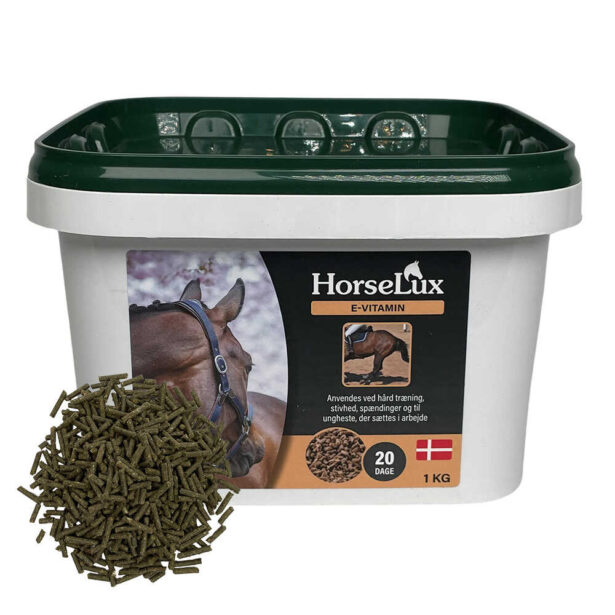 HorseLux E-vitamin i piller. Hvid spand med grønt låg og bunke med piller foran.
