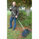 Løvrive i plastik med stålskaft. 35 tænder på 78 cm bredt hovede.